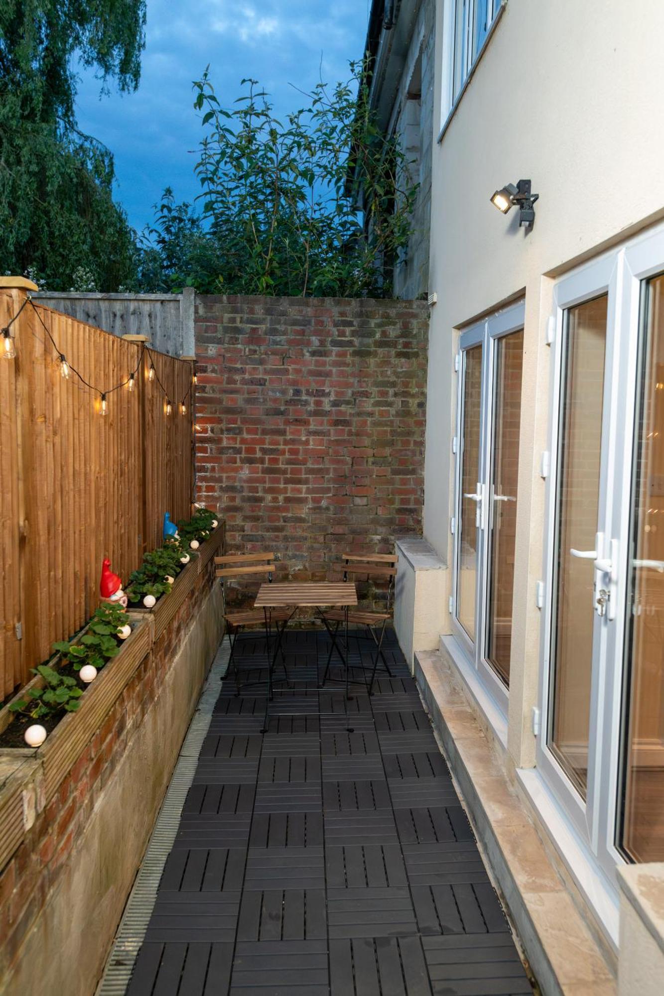 Cosy 1 Bedroom Basement Apartment With Private Patio Area Лондон Экстерьер фото